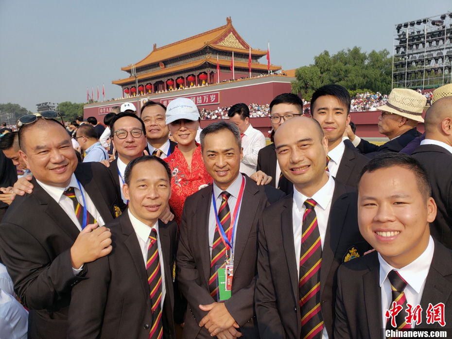  「sir」刘sir和同事“打卡”观礼现场