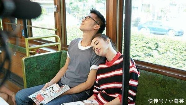 地铁上女子靠小伙肩上睡着了，小伙好心没叫醒女子，下地铁后傻了