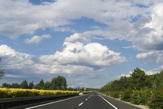 高速路上汽车爆胎，停在应急车道换备胎，结果下高速发现被扣6分