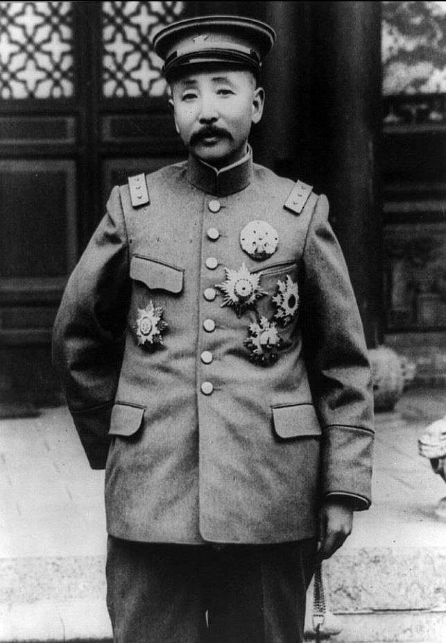 张学良和溥仪首次见面,清朝已经不存在,他为啥