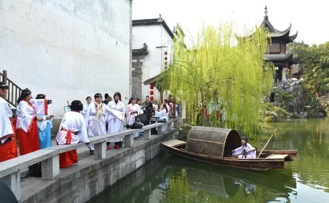 不穿汉服不让进景区，买票了也不行，很多游客表示：很喜欢这规定