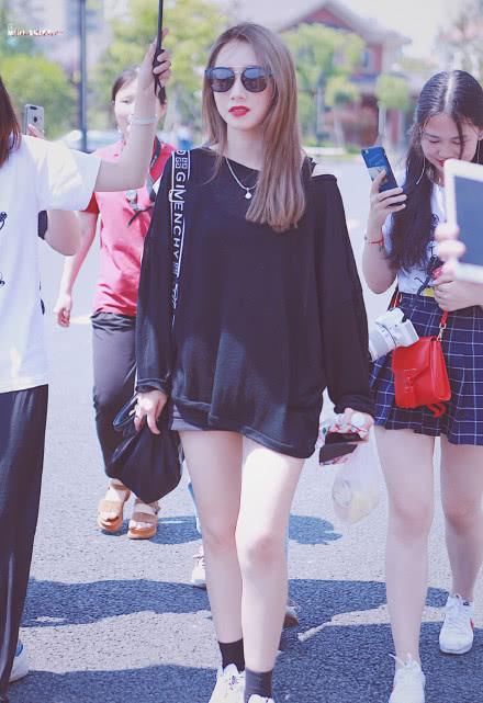 164孟美岐和168杨超越秀美腿，网友：大长腿和小短腿的差距！