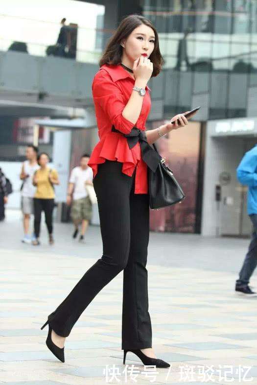 街拍：干练小姐姐穿紧身背心配短裤，没有什么比这个更有魅力的了