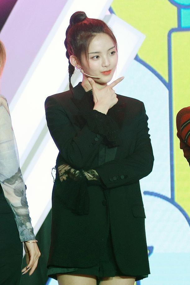 当164孟美岐和168杨超越同台演出, 网友: 大长腿和锥子腿的差距!