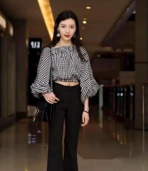 『气质』街拍:名嫒美姝的美女,一条墨绿色的连衣裙,时尚魅力气质十足