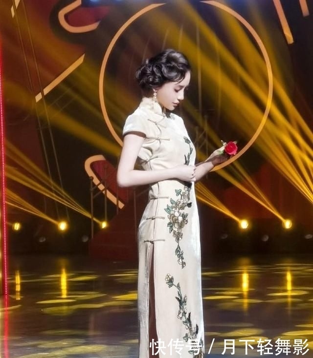  【性感】现在的女人真会穿,这样性感的旗袍直接穿上了,不过真好看
