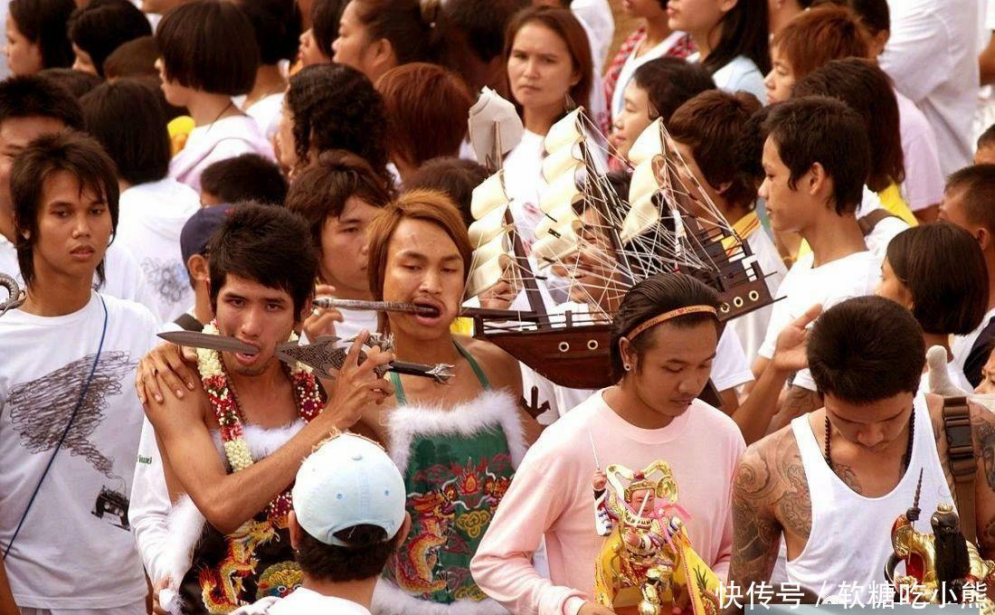 泰国普吉岛素食节,乩童针刺刀枪穿脸,中国游客