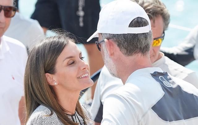 西班牙王室的马略卡岛之旅即将结束,莱蒂齐亚与国王费利佩秀恩爱