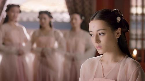 迪丽热巴隐瞒多年孩子终曝光，微博看真相，杨幂：孩子他爸是谁？