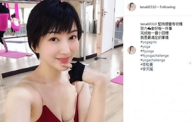  蔓见@前港姐李松蔓见雪太兴奋，凌空一字马造型夸张！网友：第一次见？