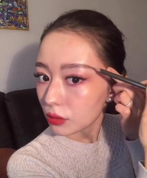  #厚涂#吉娜直播化妆过程，口红厚涂欧美风明显，眼部妆容依然是浓妆
