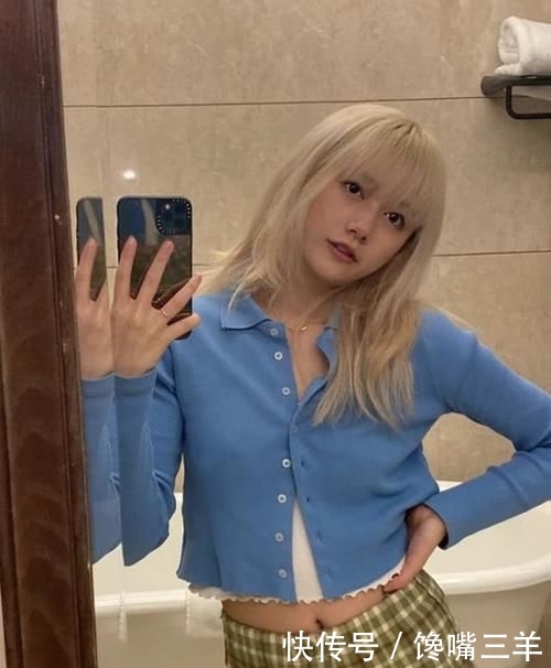  「蓝色」李诞女友黑尾酱另类穿衣服，衬衫只扣一粒扣，露蛮腰表情搞怪
