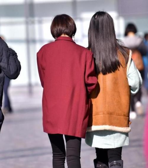  小姐姐：养眼女神街拍：面带笑容的小姐姐，一件白色短袖配牛仔裤，青春阳光气息