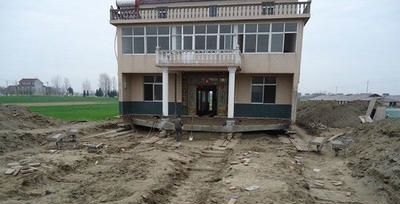  拆迁工作|村民花12万将自己三层楼平移150米，最牛钉子户，宁移