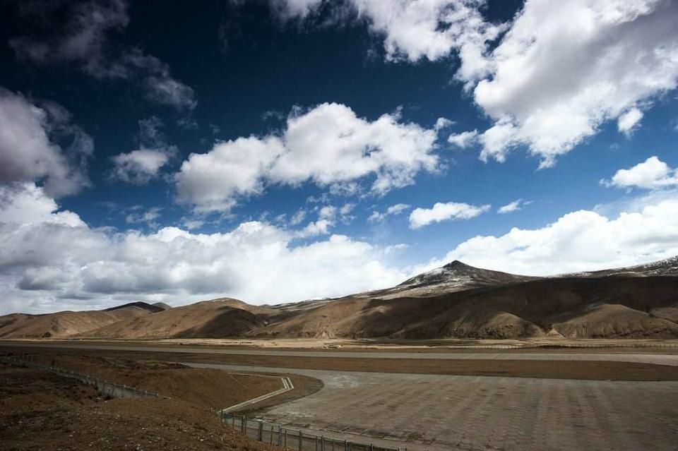 世界上气候最恶劣的机场:跑道长达5公里，外媒大赞中国工程