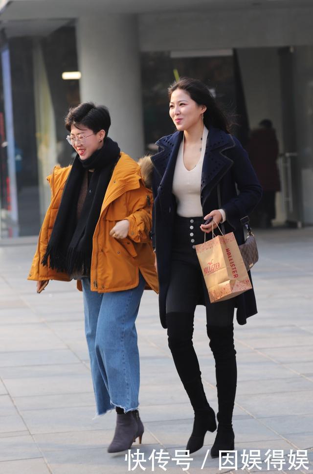 『美女』街拍美女牛仔热裤搭配休闲上衣,简约利落,穿出时尚达人的气质