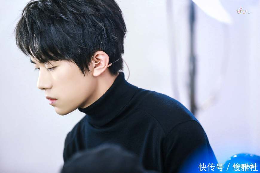 易烊千玺高考闭关,粉丝思之若狂,送他花式热搜