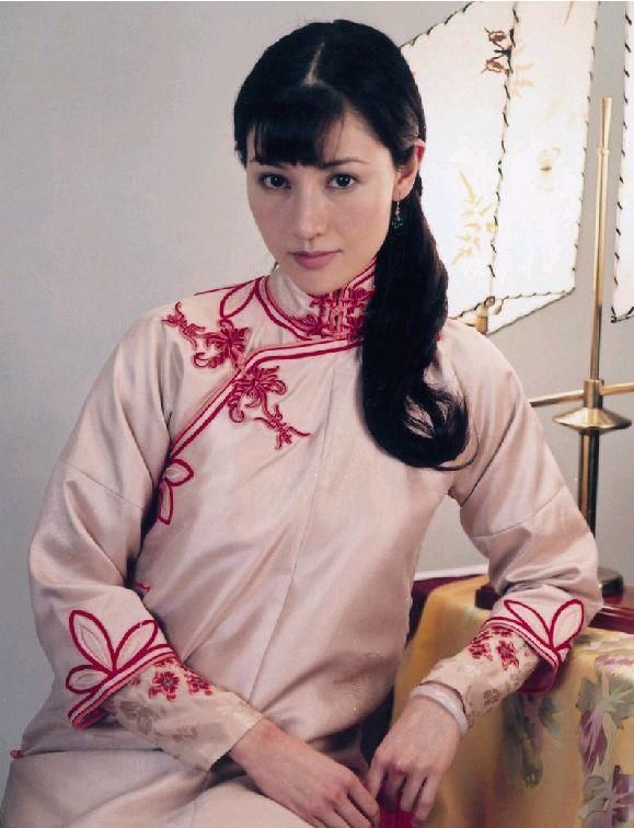 49岁许晴与51岁金星同穿旗袍，差距竟这么大！显身材的旗袍怎么穿