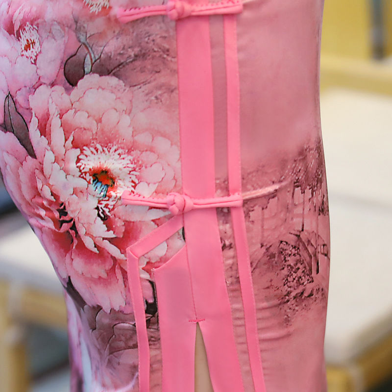 不论多大年纪的女人穿上旗袍都让人挪不开眼，美丽大方特别有气质