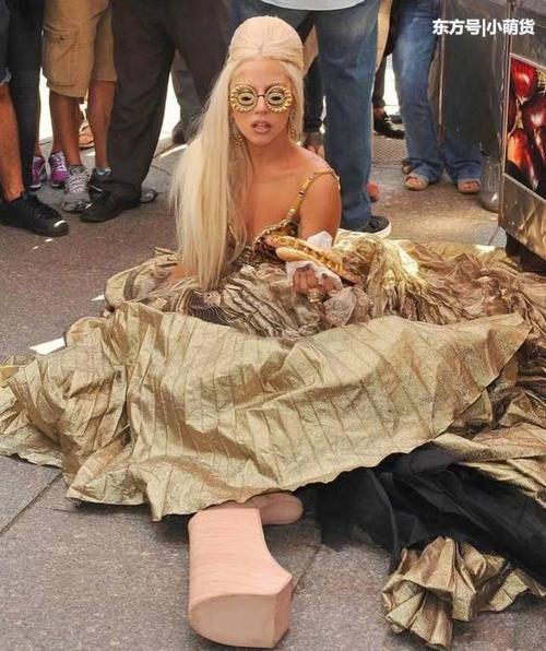 Gaga踩20高跟鞋冒充180，摔倒后吓人一跳，以为是假肢！