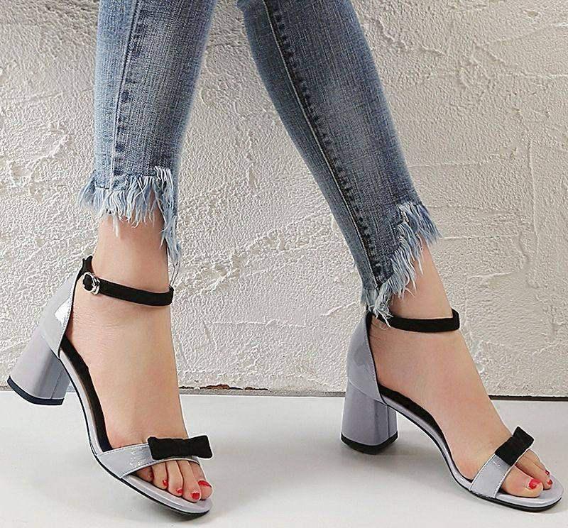 一字带高跟鞋显小清新的气质，充满着青春的活力