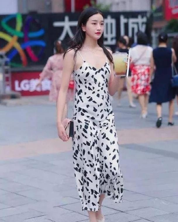  「优雅」街拍：优雅端庄的小姐姐，一件酒红色上衣配格子短裙，时尚气质