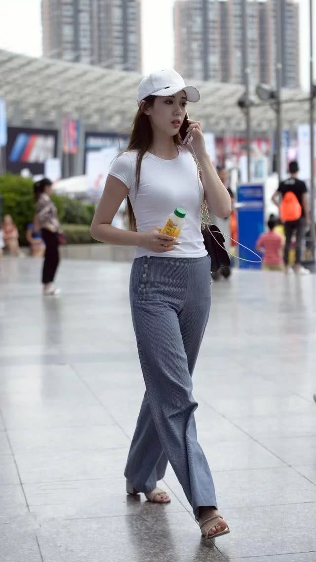 街拍：图1的美女很饱满，修长的身躯却被图5碾压了！