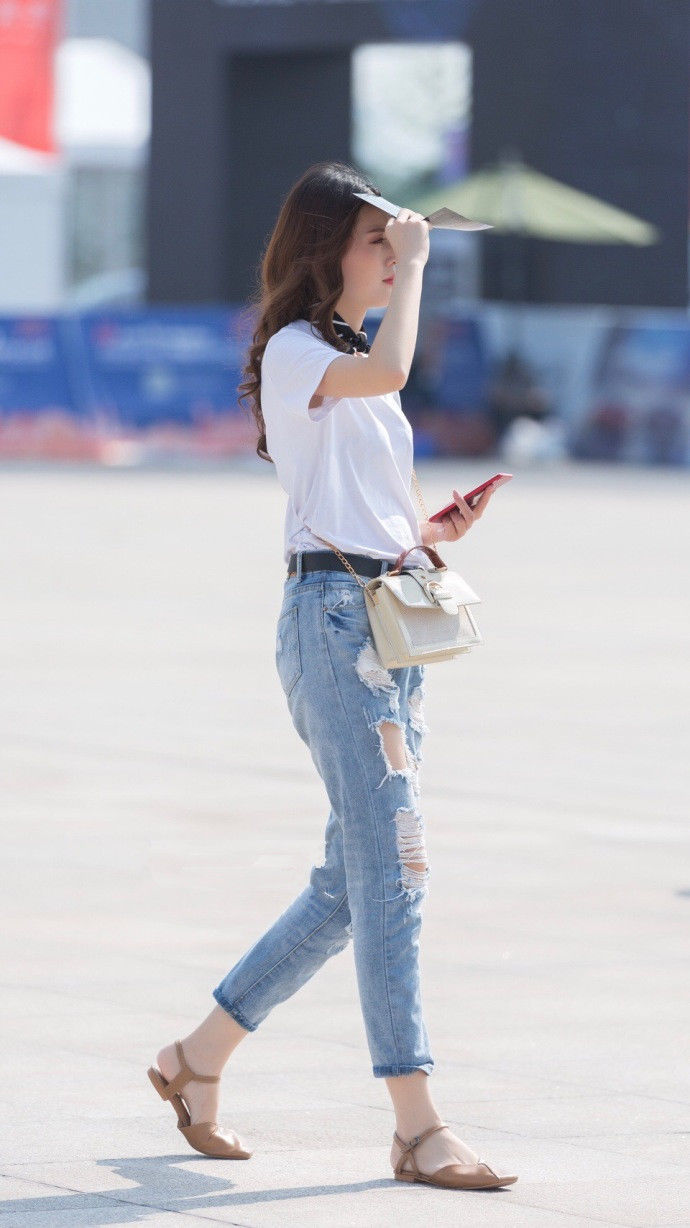 重庆街拍，牛仔裤让你在低调中展现高调的美，活力满满气质极佳!