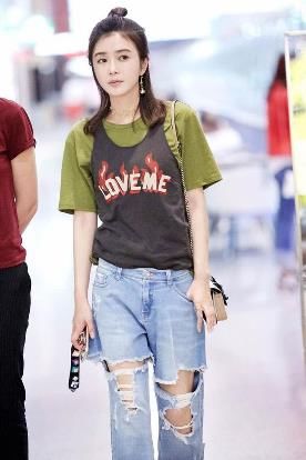 秦岚为了凹造型，短袖外面套背心，网友:素颜出镜心真大