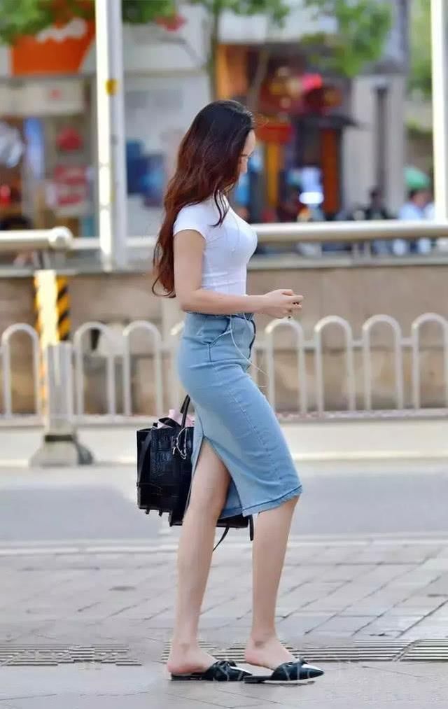 街拍：白色开叉长裙的小姐姐，露出迷人的大长腿，可爱又性感！
