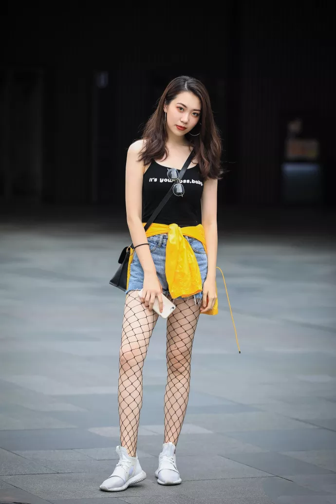 路人街拍，黑色紧身上衣搭配牛仔热裤和渔网袜，性感好身材，很美