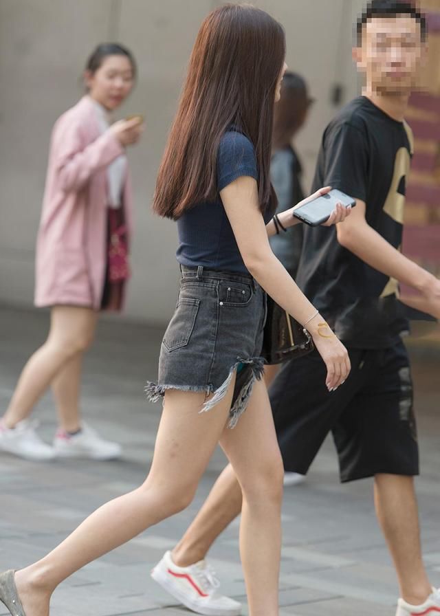 街拍女神:美女穿这么宽松短裤出门，亮点十足!