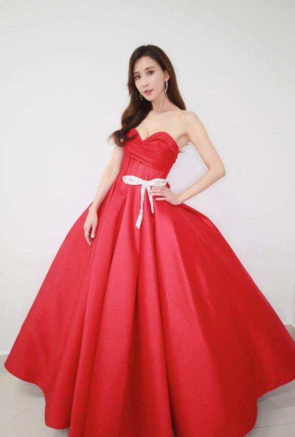 林志玲太时尚了, 竟用蕾丝搭配黄色雪纺裙, 既俏皮又性感!