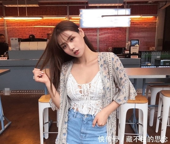『穿搭』白色上衣真休闲,只适合年龄20岁的人穿,确实很青春靓丽?