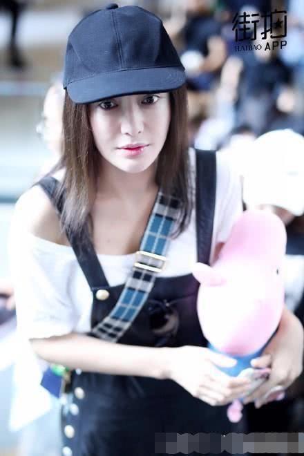 秦岚脚上的这双老爹鞋也太好看了,显得脚踝特别细腿特别长