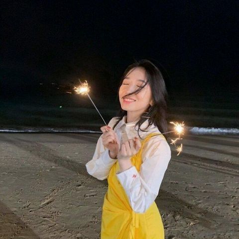 「却怕」想穿吊带裙却怕太露?试试衬衫和吊带裙叠穿,清新时尚又优雅