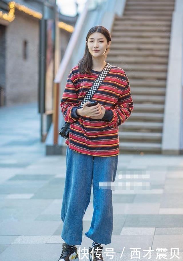 黄色|路人街拍:美女搭配黑丝元素的连衣裙,非常的成熟性感
