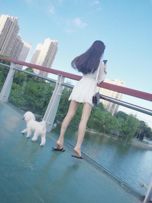 为什么男生都喜欢有大长腿的女生？网友：穿什么衣服都有气质！