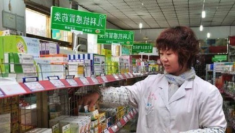 长出“老年斑”别慌张，用了药店的“小药膏”斑不见了脸也变白了