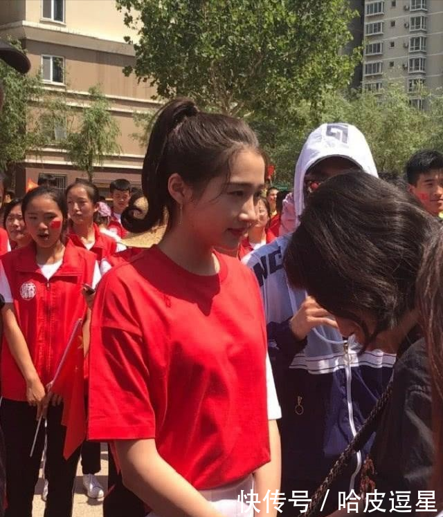 抓拍:关晓彤真人到底长啥样?看清路人抓拍的生图,终于相信鹿晗的眼光