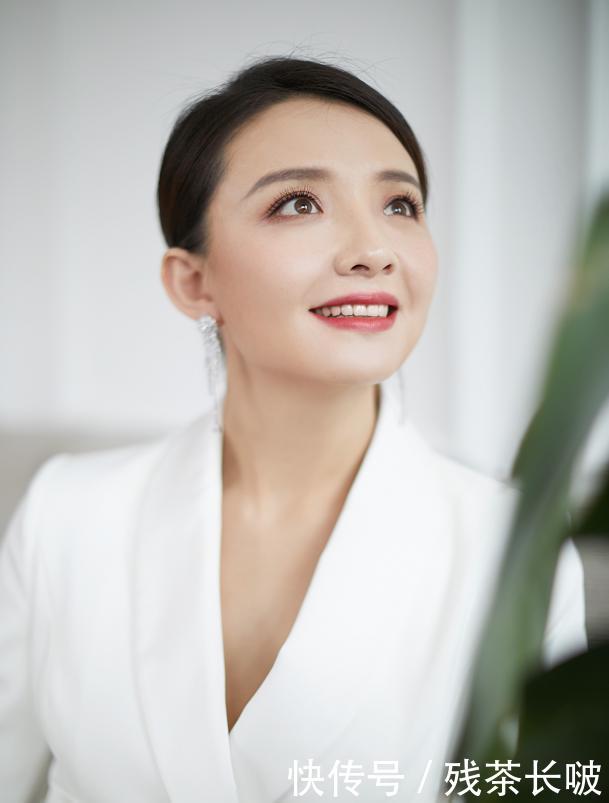  装配：“槿汐姑姑”越来越美，短西装配鱼尾裙好显身材，这比例看服我了