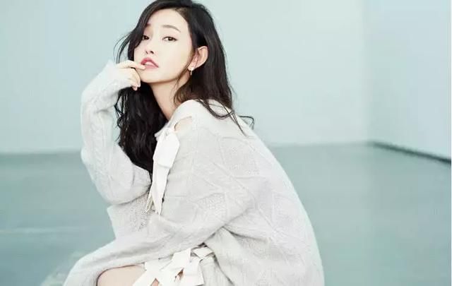 童菲惊艳出场，上身解脱束缚呼之欲出，白色蕾丝风格很赞