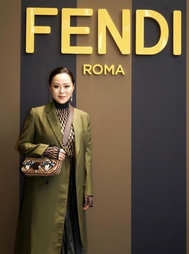  「凹凸」章小蕙真的太美了，针织衫搭配半身裙身材凹凸有致，精致又时髦