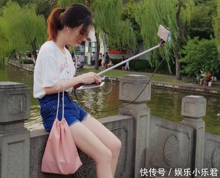 冯提莫短裤太紧，都勒出害羞的“三角区”了，网友：我想歪了