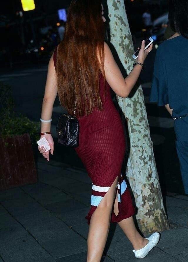 街拍：紧身包臀裙凸显成熟女人丰腴身材，这样穿和不穿没区别