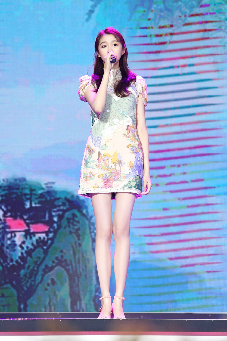 21岁关晓彤终于穿对了！一袭抹胸长裙秒变气质淑女，网友：不土了