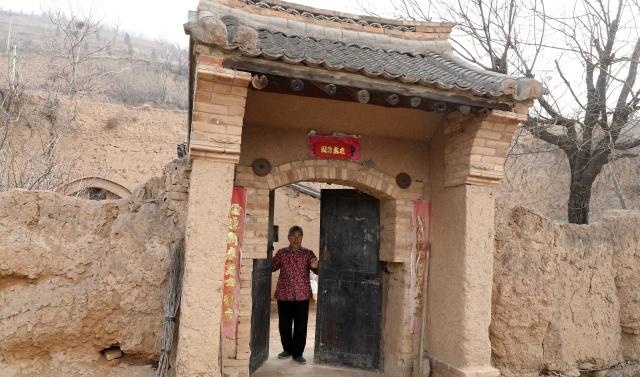 农村73岁老人独守百年黄土窑洞，她笑说住窑洞舒坦天天睡到自然醒