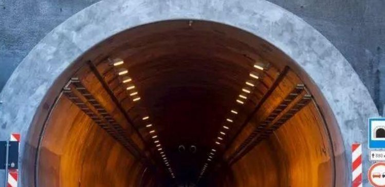  新手：为什么进隧道老司机都不靠右侧行驶？原因大有讲究，新手