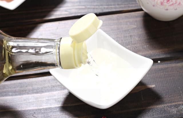 白色衣物总是洗不干净？往水里加点东西，轻轻一搓即刻搞定