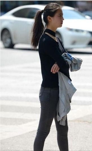  「气质」街拍：女孩修身T恤搭配紧身牛仔裤，典雅清纯的气质让人喜欢